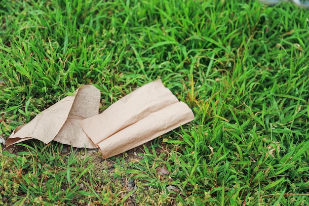 Foto una bolsa de papel está en la hierba.