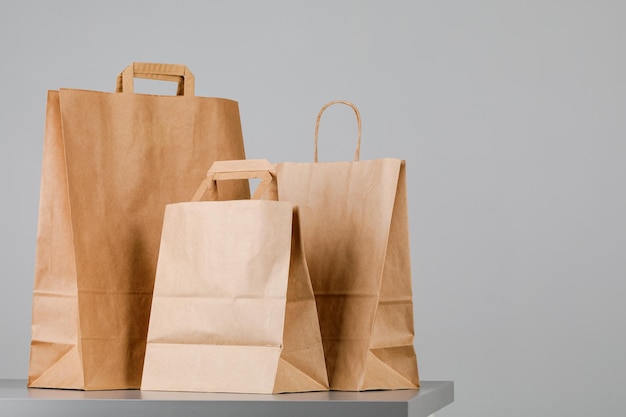 Bolsa de papel marrón con asas, bolsa de compras vacía con área para su logotipo o diseño, concepto de entrega de alimentos.