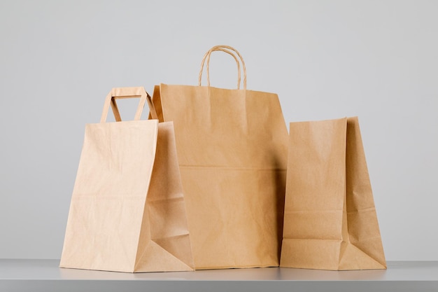 Bolsa de papel marrón con asas, bolsa de compras vacía con área para su logotipo o diseño, concepto de entrega de alimentos.