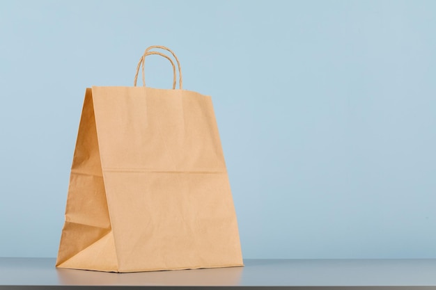 Bolsa de papel marrón con asas bolsa de compras vacía con área para su logotipo o diseño de concepto de entrega de alimentos