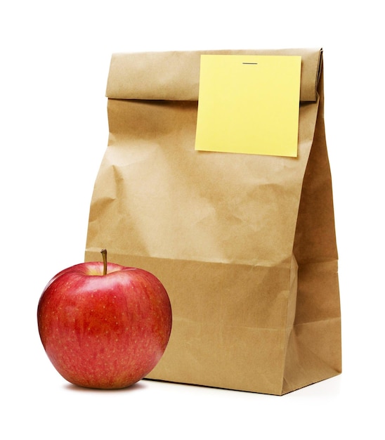 Bolsa de papel marrón y manzana