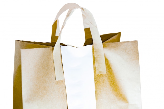 Bolsa de papel marrón con recibo en blanco blanco aislado en un blanco