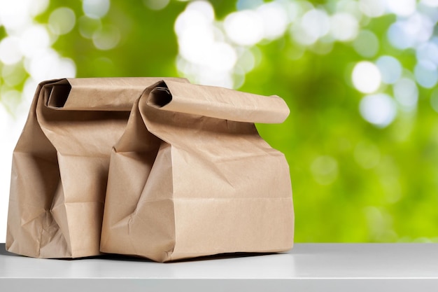 Bolsa de papel marrón simple para el almuerzo o la comida en la mesa