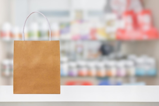 Bolsa de papel en la mesa de mostrador de farmacia farmacia