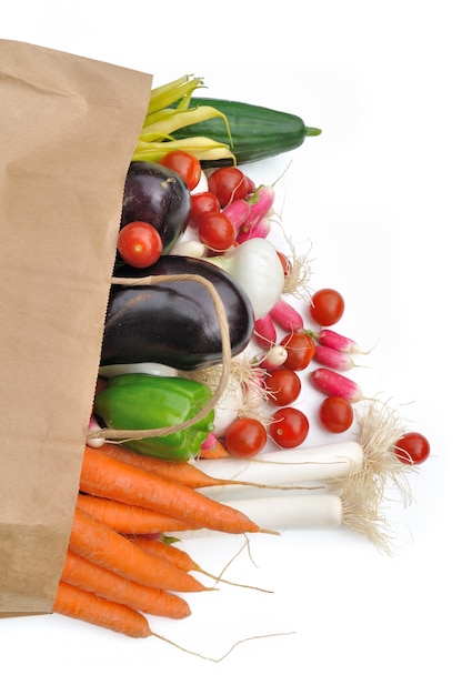 Bolsa de papel con muchas verduras