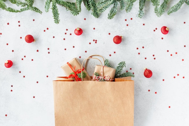Bolsa de papel navideña con cajas de regalo hechas a mano.