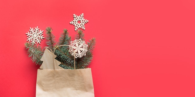 Bolsa de papel navideña con decoración natural para Zero Waste Holiday en rojo.