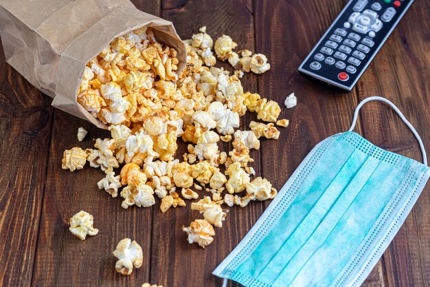 bolsa de papel con palomitas de maíz