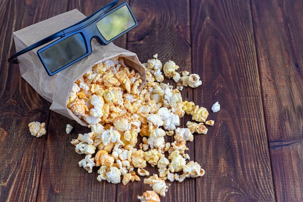 bolsa de papel con palomitas de maíz