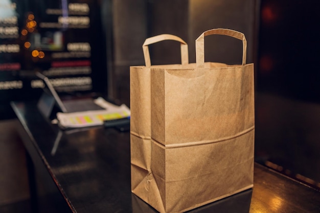 Bolsa de papel de postre esperando al cliente en el mostrador de la cafetería moderna entrega de comida cafetería restaurante comida para llevar