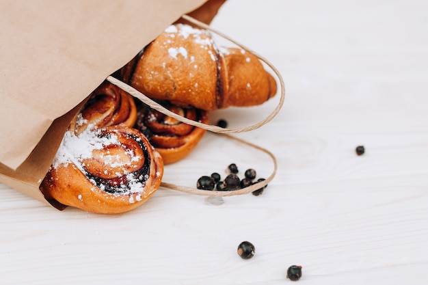 Bolsa de papel de productos de panadería. Comida saludable. Espacio en blanco. Comida gourmet. Bosquejo.