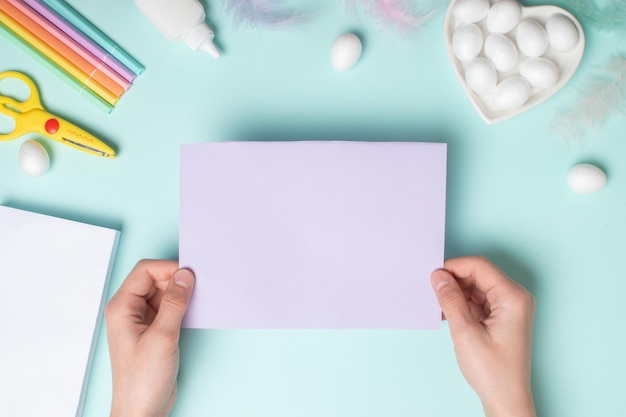 Una bolsa de papel para regalos y golosinas para las vacaciones de Pascua Concepto de conejito de Pascua DIY Instrucción fotográfica paso a paso Paso 1