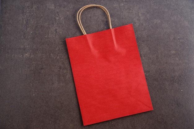 Bolsa de papel rojo sobre fondo de mármol gris