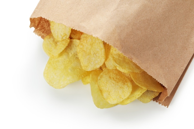 Bolsa con patatas fritas aislado en blanco