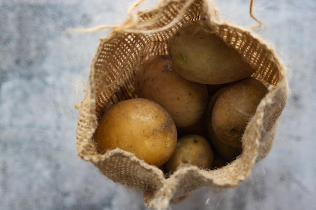 Bolsa con patatas sobre fondo de fray