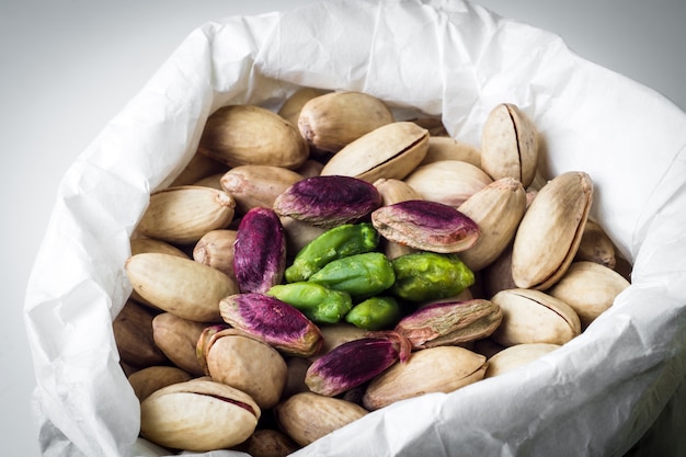 Bolsa de pistachos sicilianos.closeup