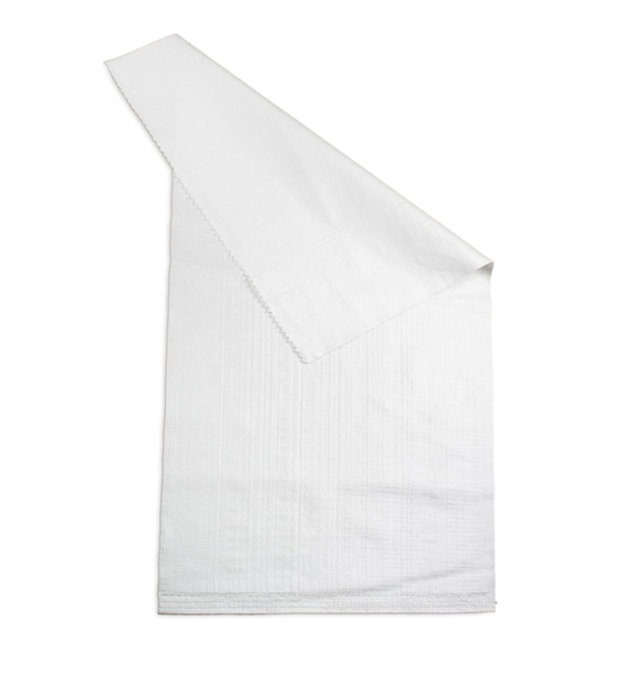 Bolsa de plástico para almacenamiento y transporte de diversos productos sobre una superficie blanca aislada