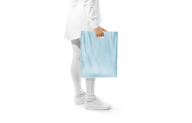 Foto bolsa de plástico azul en blanco mano