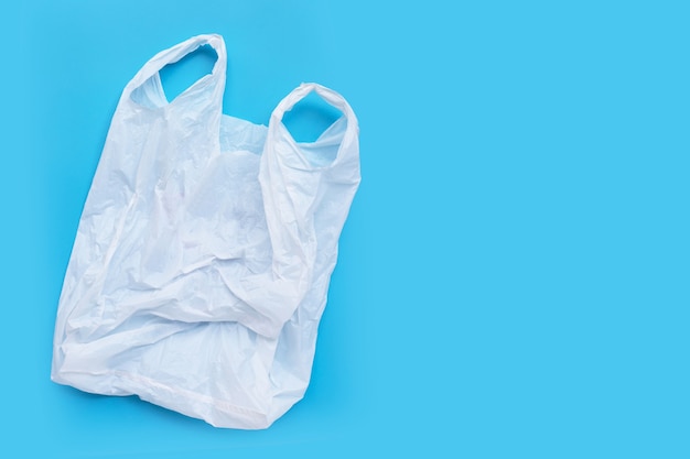 Bolsa de plástico blanca sobre fondo azul. Copia espacio