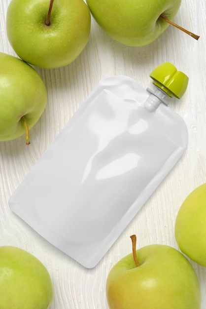 Bolsa de plástico blanca vacía para la maqueta de comida para bebés en una mesa de madera renderización 3D