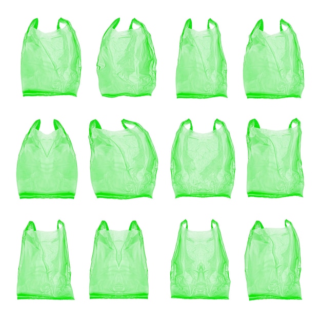 Bolsa de plástico verde aislada sobre un fondo blanco