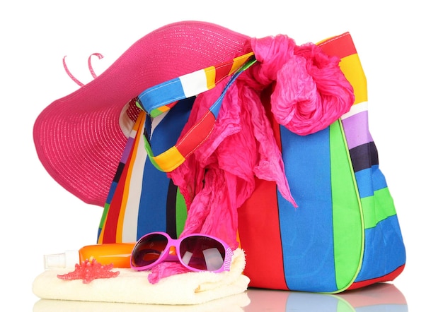 Bolsa de playa con accesorios aislado en blanco