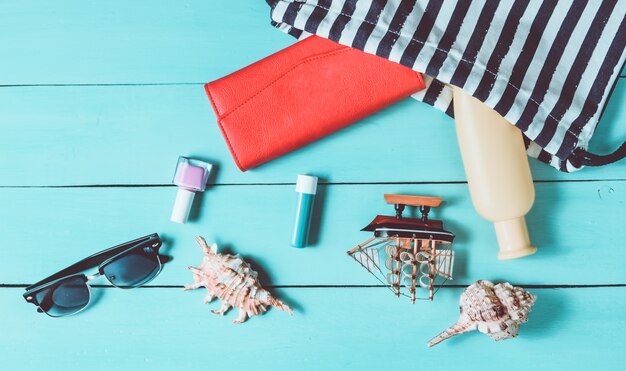 Bolsa de playa y accesorios para relajarse en el diseño de la playa en madera azul