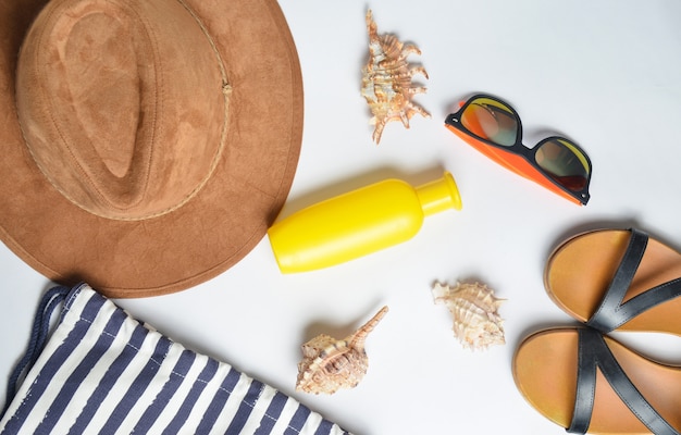 Bolsa de playa y accesorios para relajarse en la playa.