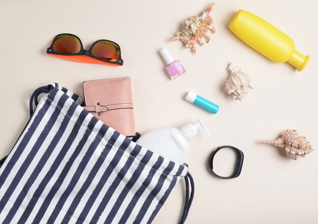 Bolsa de playa y accesorios para relajarse en la playa.