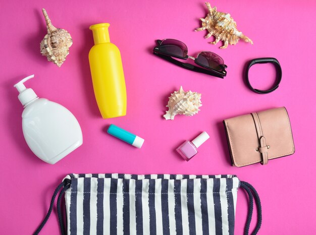 Bolsa de playa y accesorios para relajarse en la playa.