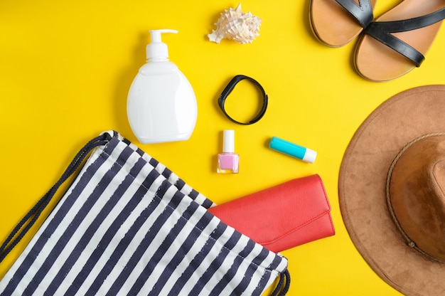 Bolsa de playa y accesorios para relajarse en la playa.