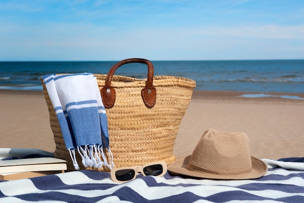 Foto bolsa de playa con esenciales bodegón