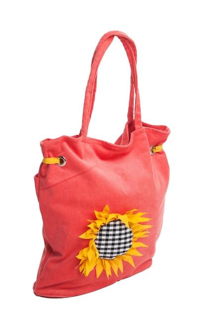 Bolsa de playa roja con girasol aislado