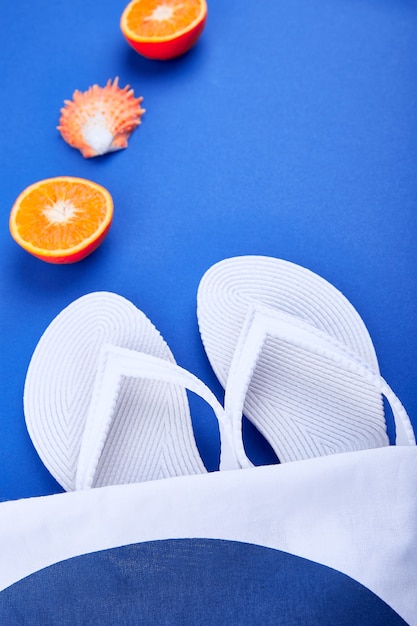 Bolsa de playa de verano con chanclas,