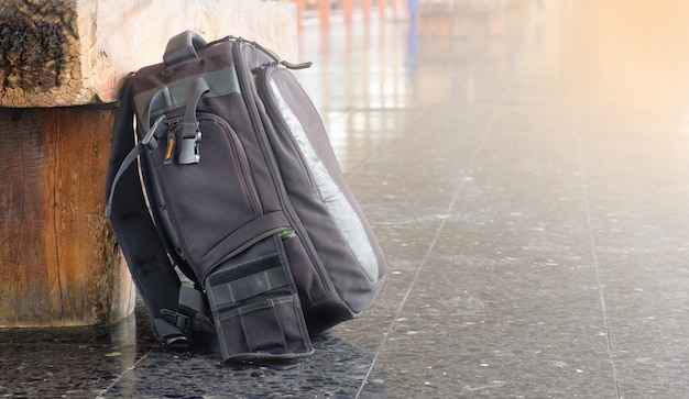 Foto bolsa preta ao lado da cadeira e copie o espaço