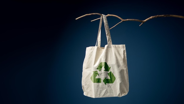 Bolsa de reciclaje de algodón colgando de un perchero de madera Cero productos de desecho Medio ambiente Ecología Cuidado Conceptos renovables