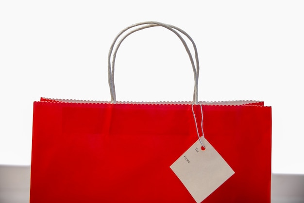 Bolsa de regalo roja con etiqueta