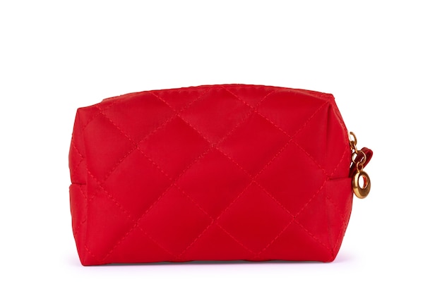 Bolsa roja para cosméticos sobre un fondo blanco.