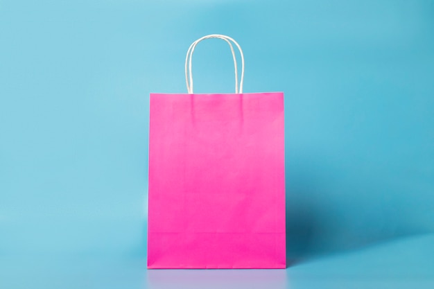 Bolsa rosa em um azul