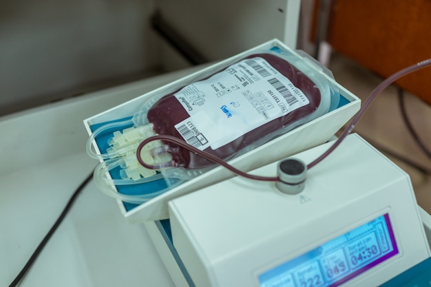 bolsa de sangre en una máquina mezcladora de recolección de sangre