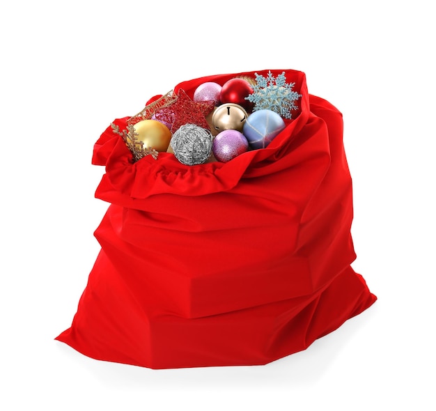 Bolsa de Santa Claus con adornos navideños sobre fondo blanco.