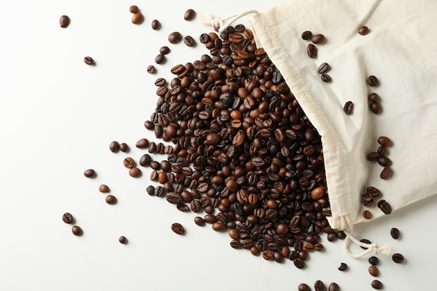 Bolsa con semillas de café en blanco