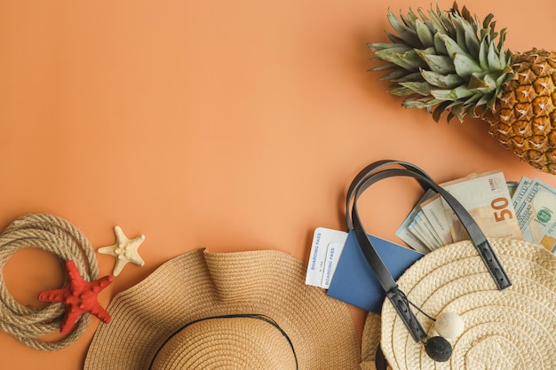 Bolsa de sombrero de mimbre de fondo de verano con boletos de pasaporte y concepto de vacaciones de dinero