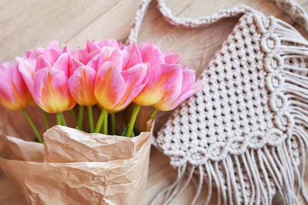 Bolsa srossbody de algodão macramê artesanal Eco bolsa para mulheres de corda de algodão com buquê de flores em papel kraft Bolsa estilo escandinavo Tons bege acessórios de moda sustentável