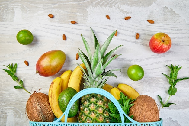 Bolsa de supermercado con frutas exóticas orgánicas.