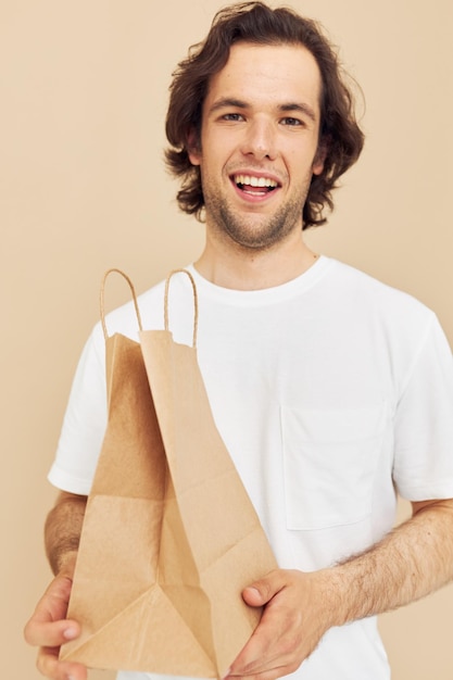 Bolsa de supermercado de papel hombre posando fondo aislado