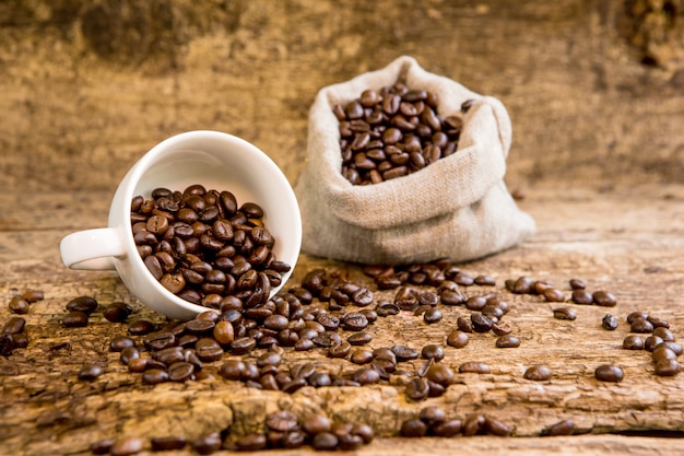 Bolsa y taza con granos de café.