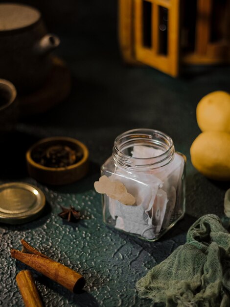 Foto bolsa de té en frasco cuadrado fotografía de humor oscuro de naturaleza muerta