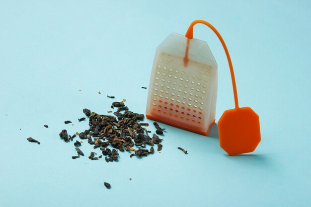 Foto bolsa de té de silicona en un primer plano de la mesa azul