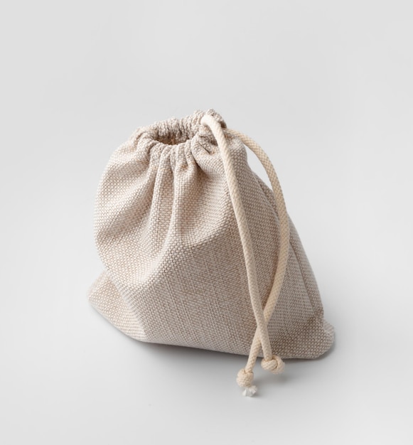 Bolsa de tela con un cordón sobre un fondo blanco.